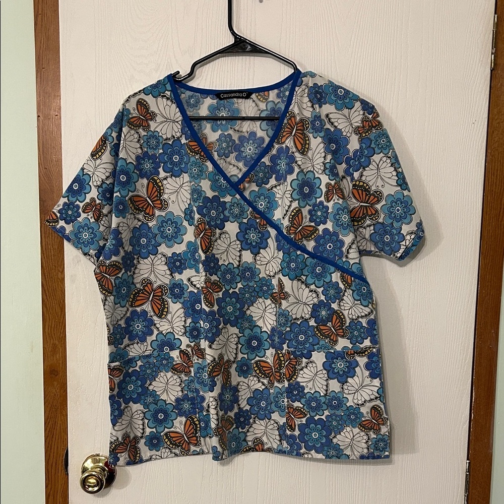 Cassandra O Blue and Orange Floral Butterfly Scrub Top PTP 24” 26” Length